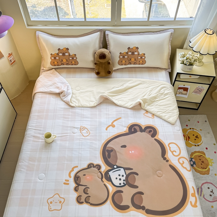 91家纺网 家纺一手货源 找家纺 博雅 2025新款A类大版数码印花冰丝凉席可组合凉感丝夏被-卡皮巴拉 可爱卡皮巴拉