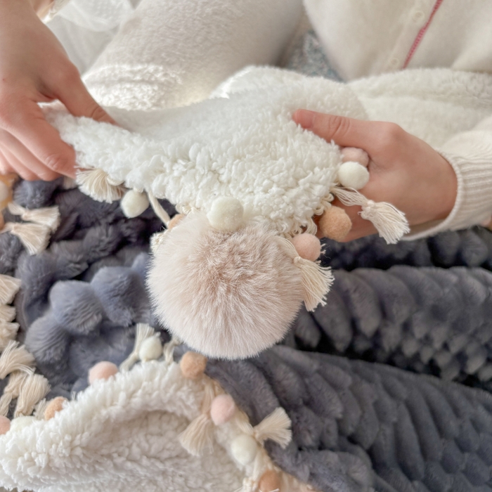 91家纺网 家纺一手货源 找家纺 潮邦创意家居 2025新款 奶芙绒流苏球毛毯 浅蓝灰