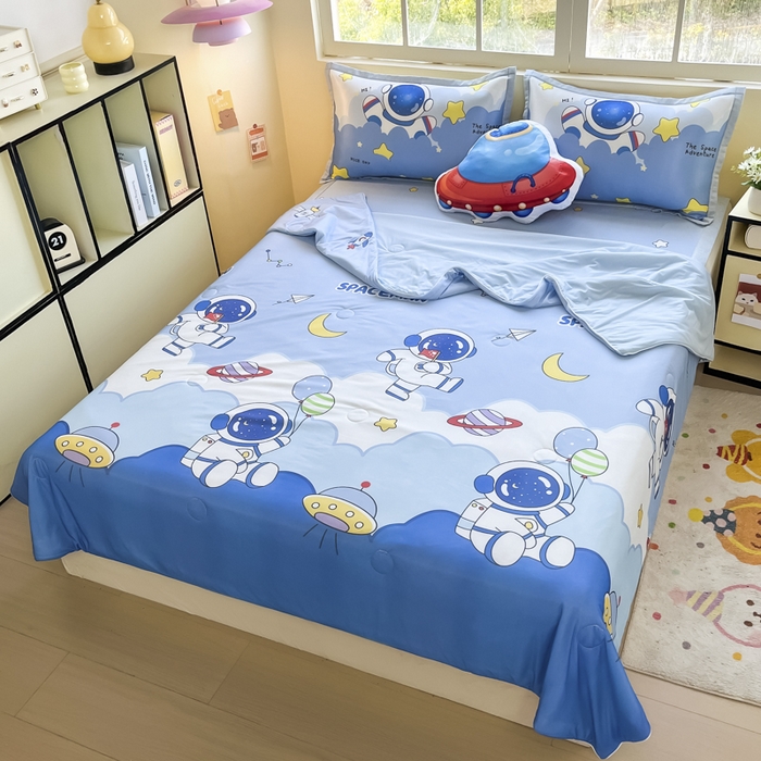 91家纺网 家纺一手货源 找家纺 博雅 2025新款A类大版数码印花冰丝凉席可组合凉感丝夏被-宇航员 太空漫步