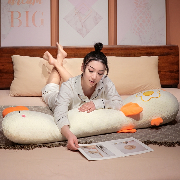 91家纺网 家纺一手货源 找家纺 仟亿莱 2025新款豆豆绒大鹅长条抱枕 豆豆绒长条大白鹅