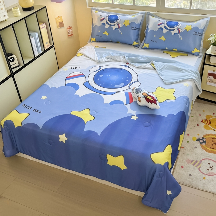 91家纺网 家纺一手货源 找家纺 博雅 2025新款A类大版数码印花冰丝凉席可组合凉感丝夏被-宇航员 梦想宇航员