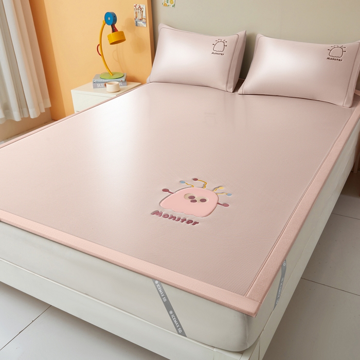91家纺网 家纺一手货源 找家纺 全季家居 2025新款5A抗菌碳光卡通贴布系列冰丝席 床席款-快乐精灵-淡粉