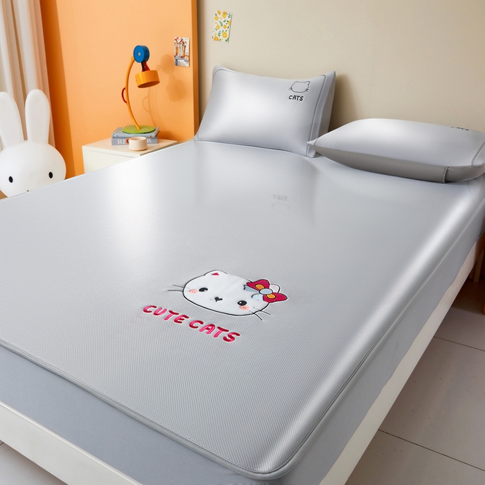 91家纺网 家纺一手货源 找家纺 全季家居 2025新款5A抗菌碳光卡通贴布系列冰丝席 床笠款-胖脸猫咪-银灰