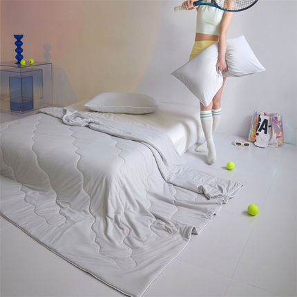 91家纺网 家纺一手货源 找家纺 （总）头等舱 2025新款4.0版凉感A类锦氨（165克）55大豆抗菌夏凉被夏被配礼盒模特图