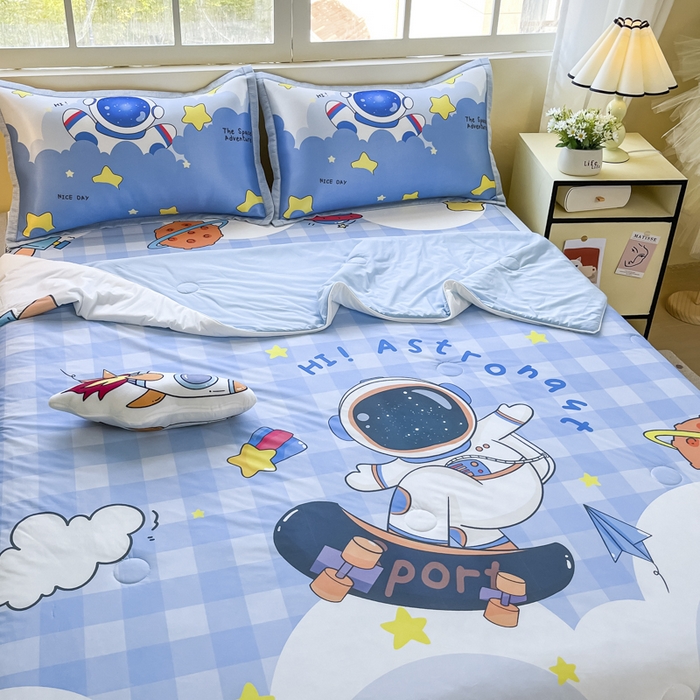 91家纺网 家纺一手货源 找家纺 博雅 2025新款A类大版数码印花冰丝凉席可组合凉感丝夏被-宇航员 滑板宇航员