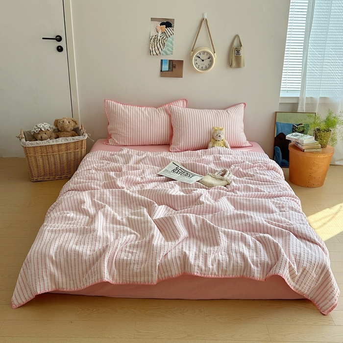 91家纺网 家纺一手货源 找家纺   曼町家居2025新款全棉水洗棉提花贝壳边夏被系列 落樱粉