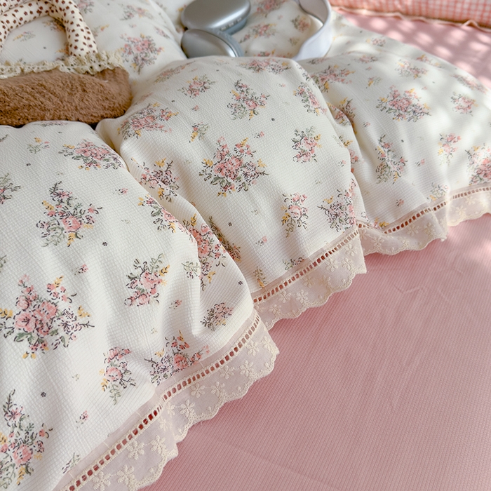 91家纺网 家纺一手货源 找家纺 竹合家纺 2025新款春日碎花法式镂空花边款式提花皱皱四件套 法式-粉格花园