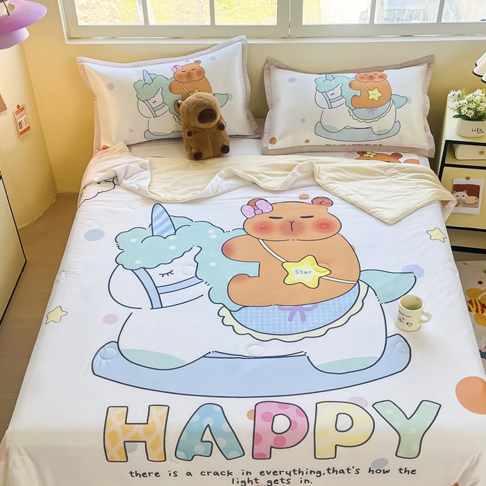 91家纺网 家纺一手货源 找家纺 博雅 2025新款A类大版数码印花冰丝凉席可组合凉感丝夏被-卡皮巴拉 木马卡皮巴拉