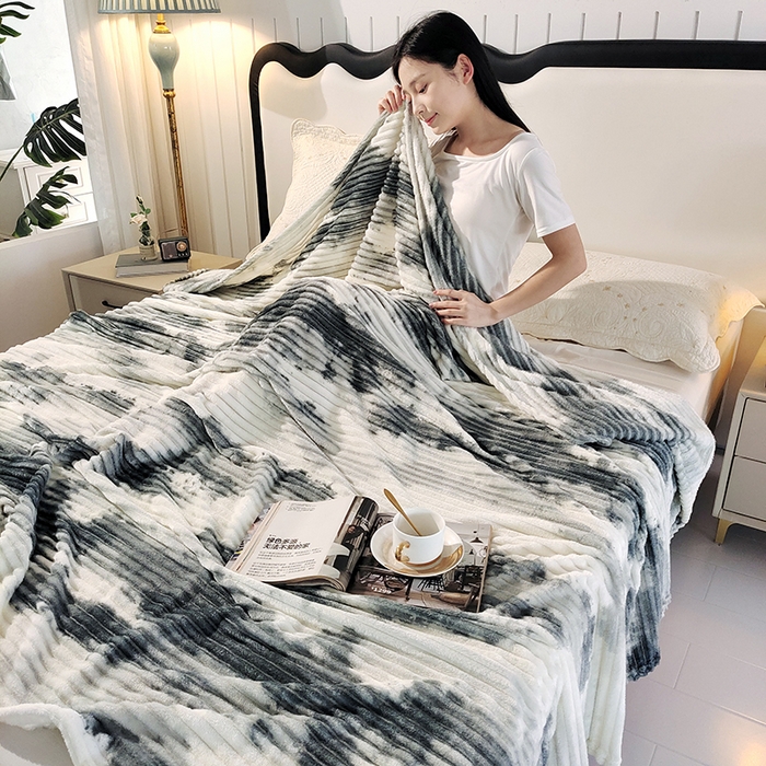 91家纺网 家纺一手货源 找家纺 巴木赫2025新款200g水墨印染抽条毛毯毯子 水墨画