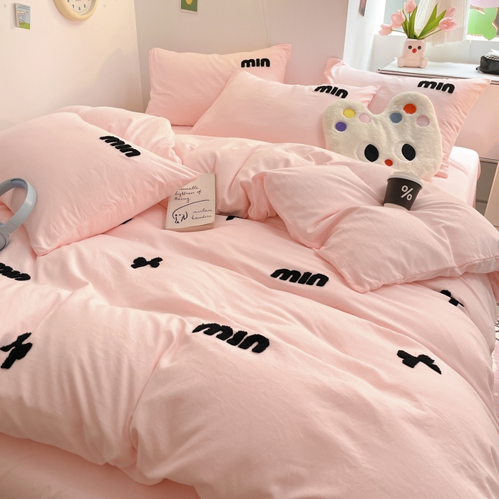 91家纺网 家纺一手货源 找家纺 优卡迪家纺馆 2025新款水洗棉毛巾绣四件套（下载文件夹包含买家秀） 迷你情结-玉粉