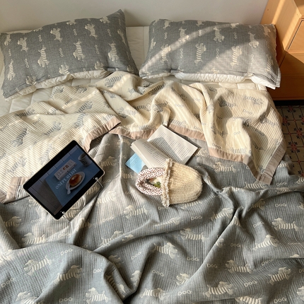 91家纺网 家纺一手货源 找家纺 桃喜 2025新款A类全棉三层纱布提花多功能夏被盖毯床盖枕巾 灰色腊肠狗