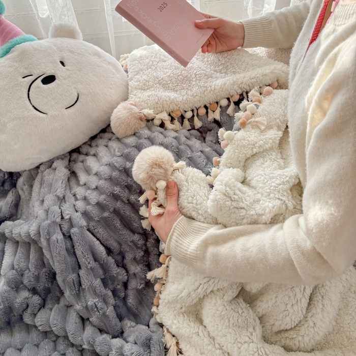 91家纺网 家纺一手货源 找家纺 潮邦创意家居 2025新款 奶芙绒流苏球毛毯 浅蓝灰