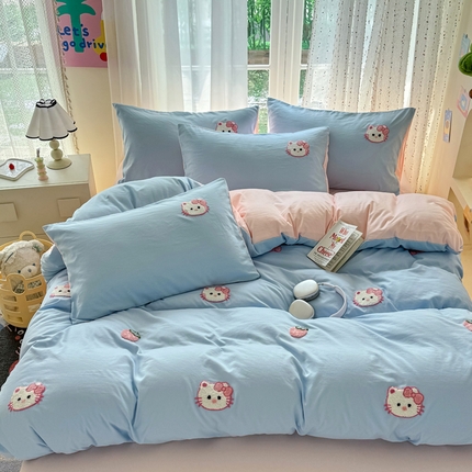 91家纺网 家纺一手货源 找家纺 优卡迪家纺馆 2025新款水洗棉毛巾绣四件套（下载文件夹包含买家秀） 草莓KT-天蓝