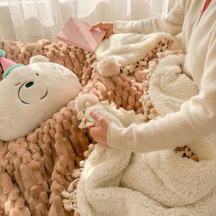 91家纺网 家纺一手货源 找家纺 潮邦创意家居 2025新款 奶芙绒流苏球毛毯 焦糖咖