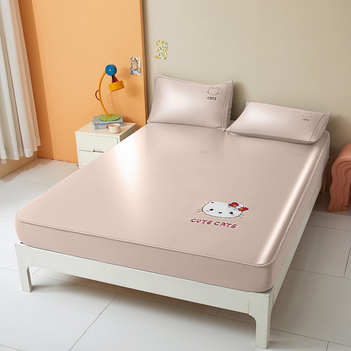 91家纺网 家纺一手货源 找家纺 全季家居 2025新款5A抗菌碳光卡通贴布系列冰丝席 床笠款-胖脸猫咪-淡粉