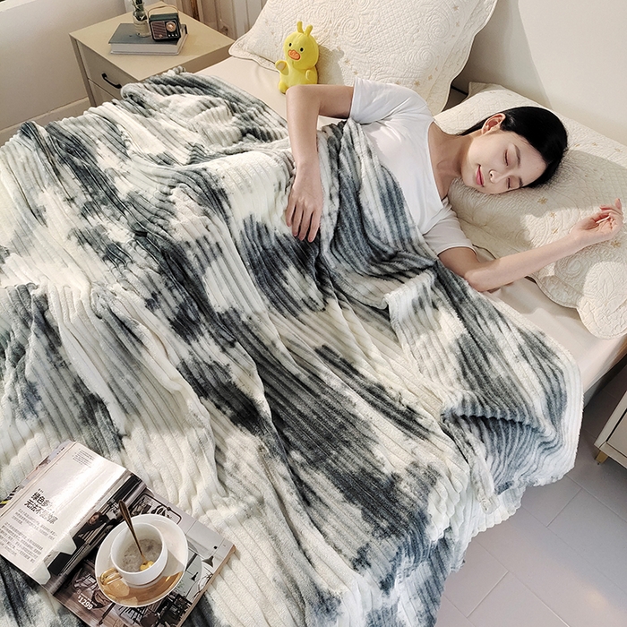 91家纺网 家纺一手货源 找家纺 巴木赫2025新款200g水墨印染抽条毛毯毯子 水墨画