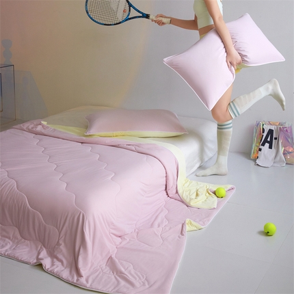 91家纺网 家纺一手货源 找家纺 （总）头等舱 2025新款4.0版凉感A类锦氨（165克）55大豆抗菌夏凉被夏被配礼盒模特图