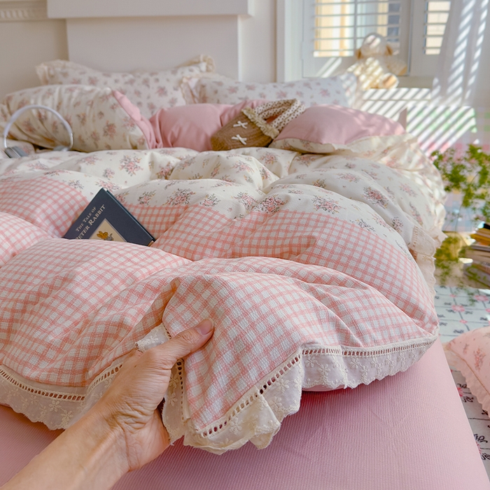 91家纺网 家纺一手货源 找家纺 竹合家纺 2025新款春日碎花法式镂空花边款式提花皱皱四件套 法式-粉格花园