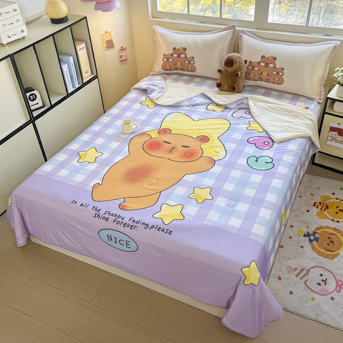 91家纺网 家纺一手货源 找家纺 博雅 2025新款A类大版数码印花冰丝凉席可组合凉感丝夏被-卡皮巴拉 星星卡皮巴拉