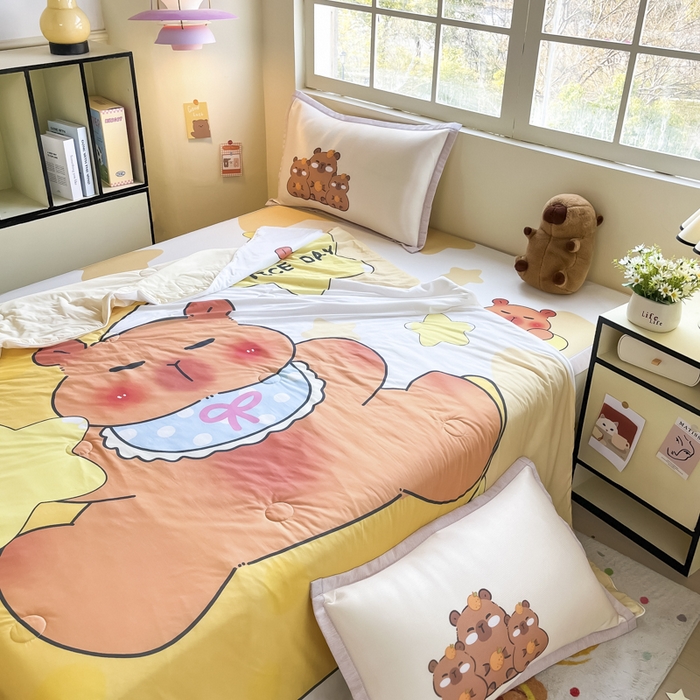 91家纺网 家纺一手货源 找家纺 博雅 2025新款A类大版数码印花冰丝凉席可组合凉感丝夏被-卡皮巴拉 月亮卡皮巴拉