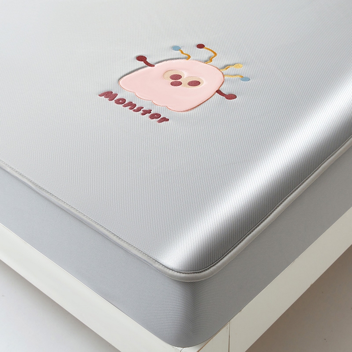 91家纺网 家纺一手货源 找家纺 全季家居 2025新款5A抗菌碳光卡通贴布系列冰丝席 床笠款-快乐精灵-银灰