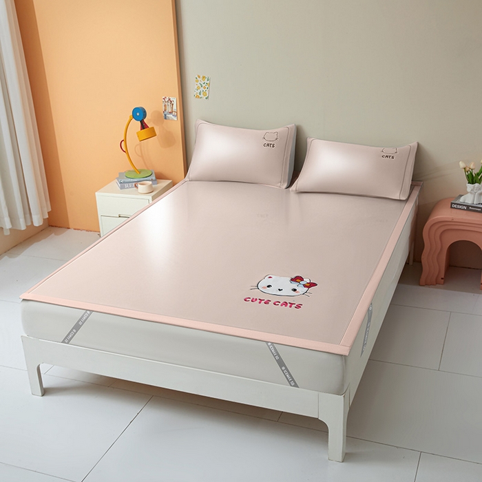 91家纺网 家纺一手货源 找家纺 全季家居 2025新款5A抗菌碳光卡通贴布系列冰丝席 床席款-胖脸猫咪-淡粉