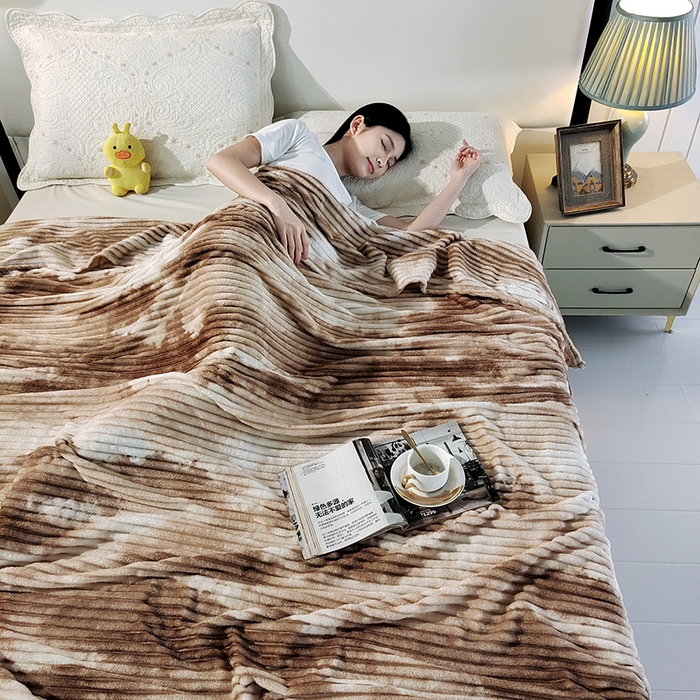 91家纺网 家纺一手货源 找家纺 巴木赫2025新款200g水墨印染抽条毛毯毯子 浅咖