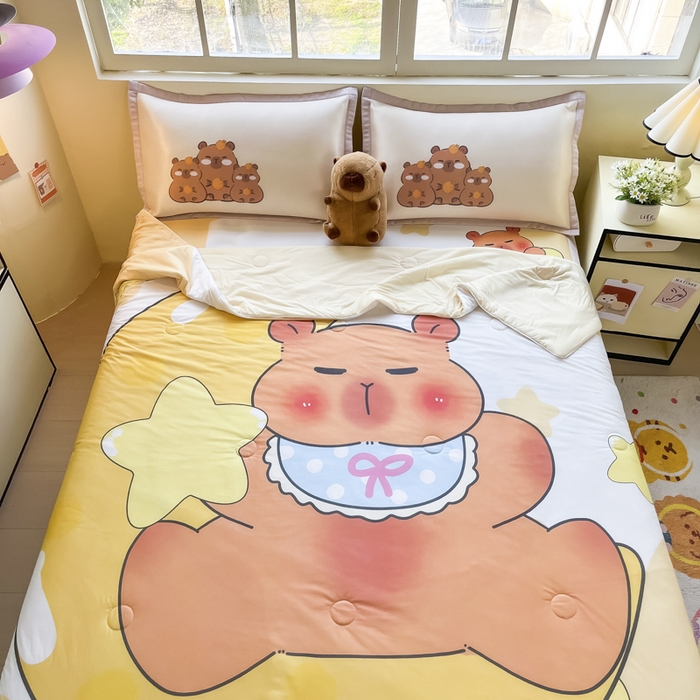 91家纺网 家纺一手货源 找家纺 博雅 2025新款A类大版数码印花冰丝凉席可组合凉感丝夏被-卡皮巴拉 月亮卡皮巴拉