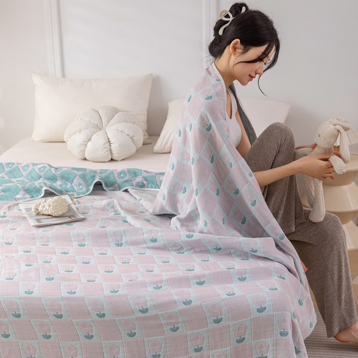 91家纺网 家纺一手货源 找家纺 乐家毛巾被（工厂自产自销） 2025春夏新款亲肤舒适六层纱布被 粉色方格郁金香