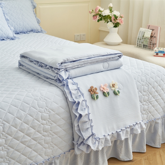 91家纺网 家纺一手货源 找家纺 恒爱家纺 2025新款A类泡泡纱床盖-杜鹃 天空蓝