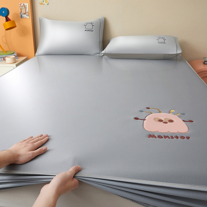 91家纺网 家纺一手货源 找家纺 全季家居 2025新款5A抗菌碳光卡通贴布系列冰丝席 床笠款-快乐精灵-银灰