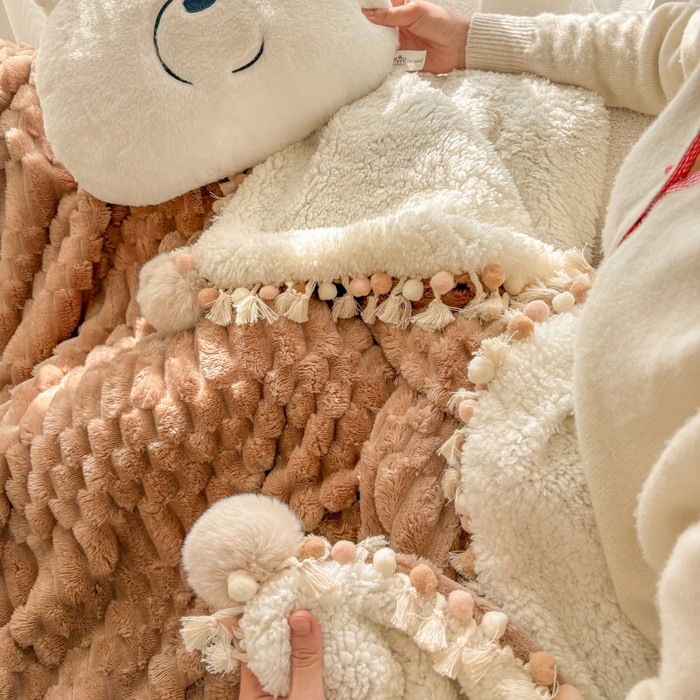 91家纺网 家纺一手货源 找家纺 潮邦创意家居 2025新款 奶芙绒流苏球毛毯 焦糖咖