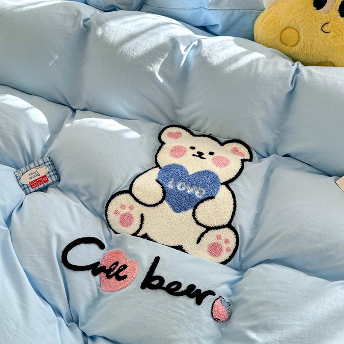 91家纺网 家纺一手货源 找家纺 优卡迪家纺馆 2025新款水洗棉毛巾绣四件套（下载文件夹包含买家秀） 开心熊-天空蓝