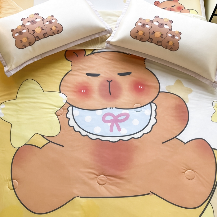 91家纺网 家纺一手货源 找家纺 博雅 2025新款A类大版数码印花冰丝凉席可组合凉感丝夏被-卡皮巴拉 月亮卡皮巴拉