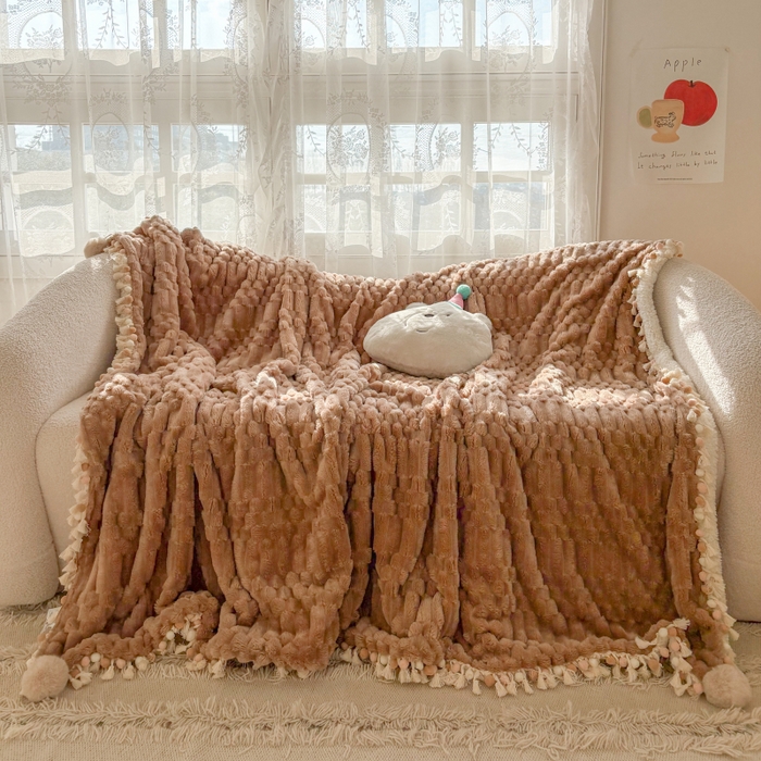 91家纺网 家纺一手货源 找家纺 潮邦创意家居 2025新款 奶芙绒流苏球毛毯 焦糖咖