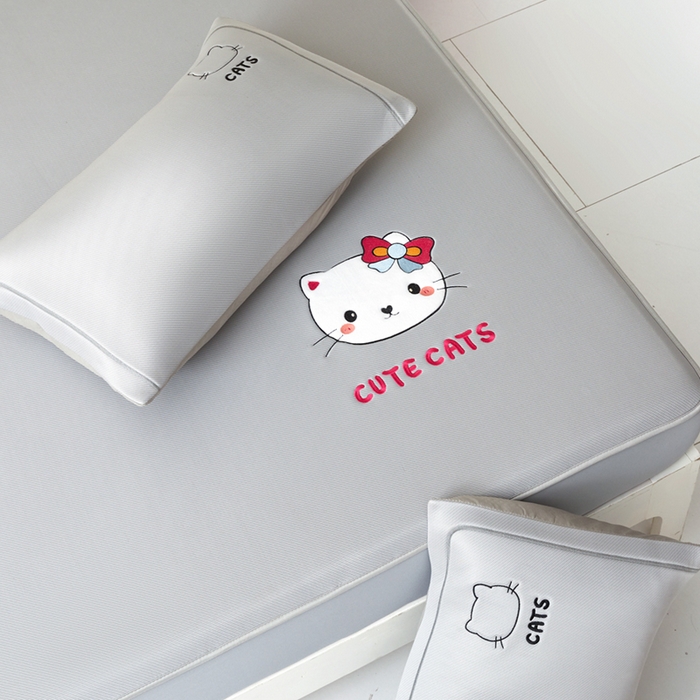 91家纺网 家纺一手货源 找家纺 全季家居 2025新款5A抗菌碳光卡通贴布系列冰丝席 床笠款-胖脸猫咪-银灰