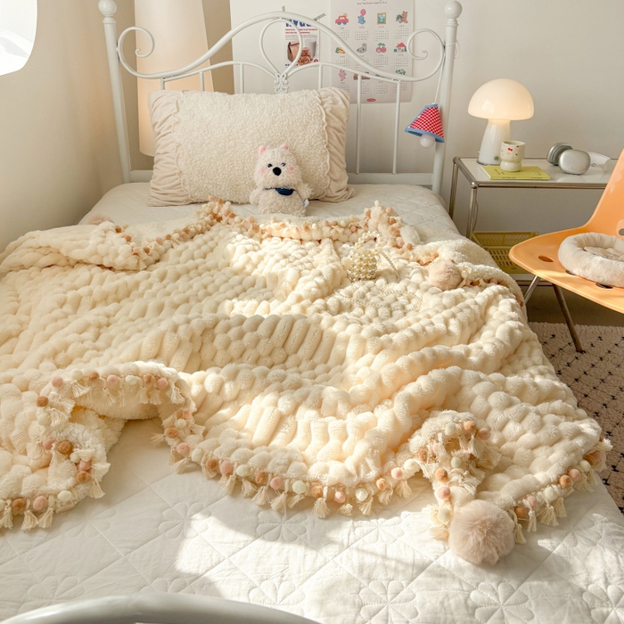 91家纺网 家纺一手货源 找家纺 潮邦创意家居 2025新款 奶芙绒流苏球毛毯 绵云白