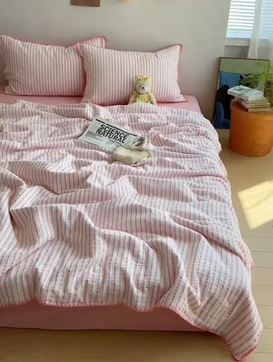 91家纺网 家纺一手货源 找家纺   曼町家居2025新款全棉水洗棉提花贝壳边夏被系列 落樱粉