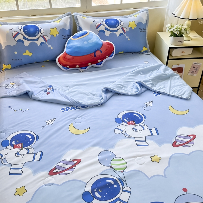 91家纺网 家纺一手货源 找家纺 博雅 2025新款A类大版数码印花冰丝凉席可组合凉感丝夏被-宇航员 太空漫步