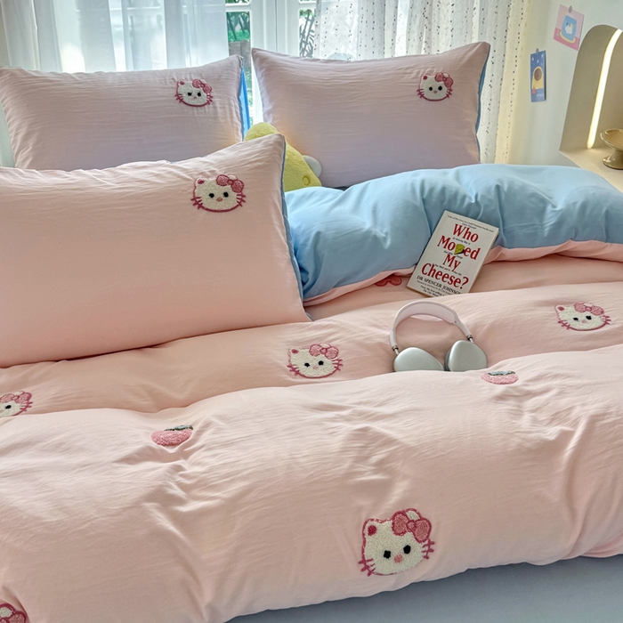 91家纺网 家纺一手货源 找家纺 优卡迪家纺馆 2025新款水洗棉毛巾绣四件套（下载文件夹包含买家秀） 草莓KT-玉粉