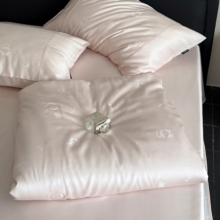 91家纺网 家纺一手货源 找家纺 （总）鹿班家居 2025新款60S莱赛尔提花夏被系列—木马乐园【 标准会员-20元 】