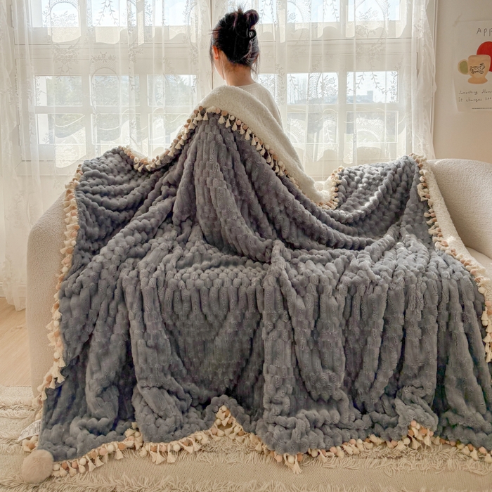 91家纺网 家纺一手货源 找家纺 潮邦创意家居 2025新款 奶芙绒流苏球毛毯 浅蓝灰