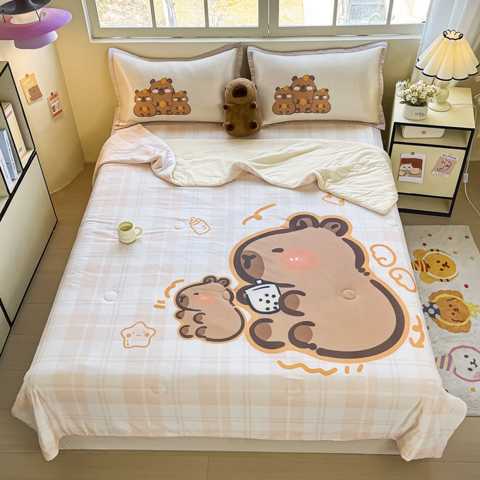 91家纺网 家纺一手货源 找家纺 （总）博雅 2025新款A类大版数码印花冰丝凉席可组合凉感丝夏被-卡皮巴拉