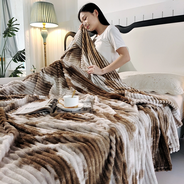 91家纺网 家纺一手货源 找家纺 巴木赫2025新款200g水墨印染抽条毛毯毯子 棕色