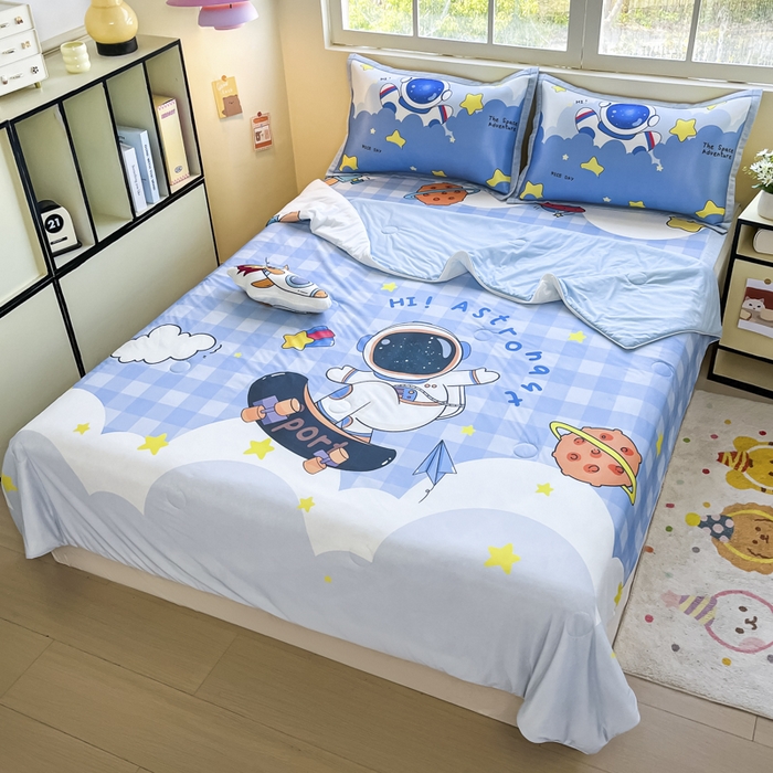 91家纺网 家纺一手货源 找家纺 博雅 2025新款A类大版数码印花冰丝凉席可组合凉感丝夏被-宇航员 滑板宇航员