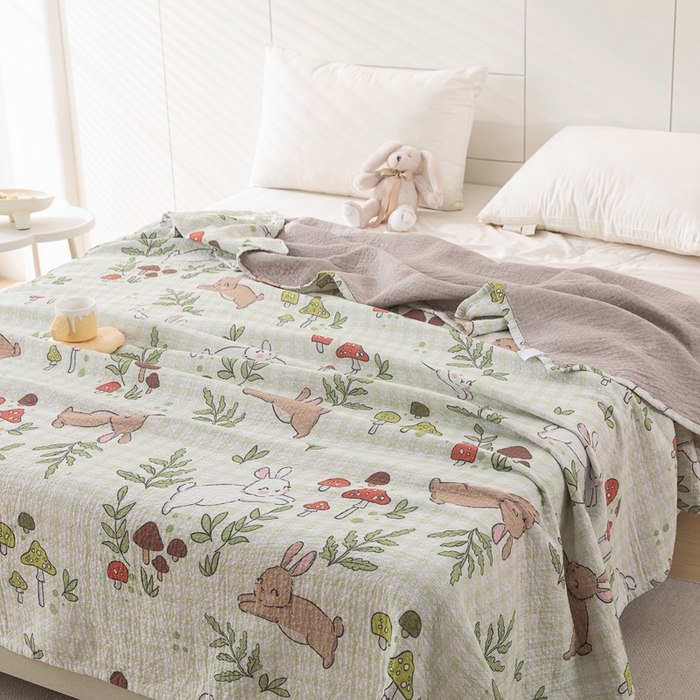 91家纺网 家纺一手货源 找家纺 乐家毛巾被（工厂自产自销） 2025春夏新款三层全棉纯棉印花毛巾被 蘑菇兔