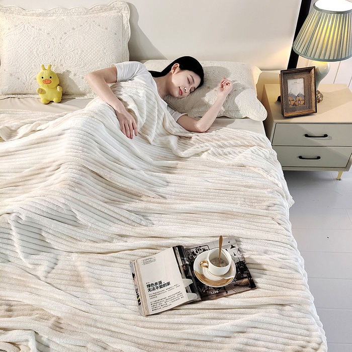 91家纺网 家纺一手货源 找家纺 巴木赫2025新款200g水墨印染抽条毛毯毯子 奶白