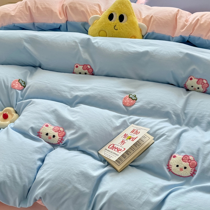 91家纺网 家纺一手货源 找家纺 优卡迪家纺馆 2025新款水洗棉毛巾绣四件套（下载文件夹包含买家秀） 草莓KT-天蓝