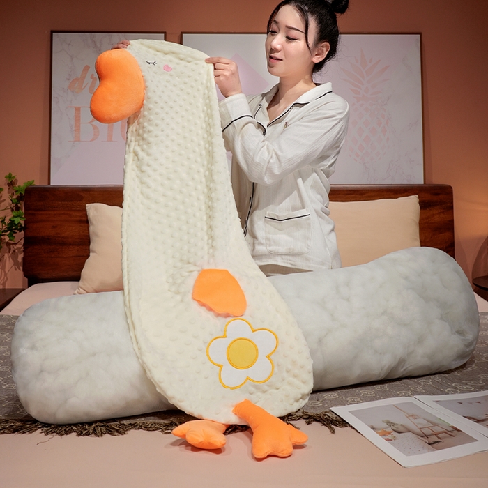 91家纺网 家纺一手货源 找家纺 仟亿莱 2025新款豆豆绒大鹅长条抱枕 豆豆绒长条大白鹅