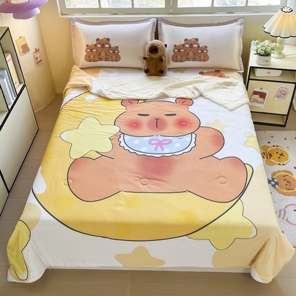 91家纺网 家纺一手货源 找家纺 （总）博雅 2025新款A类大版数码印花冰丝凉席可组合凉感丝夏被-卡皮巴拉